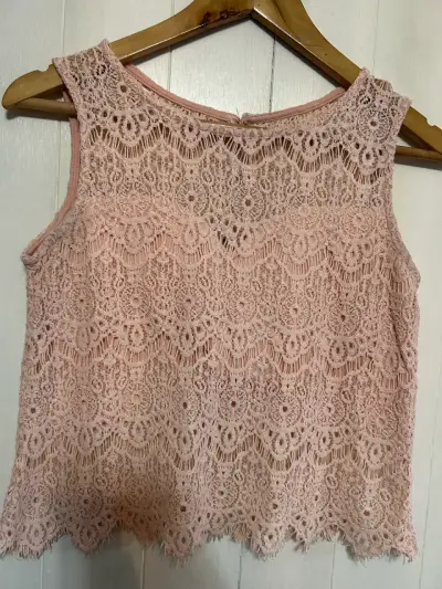 Blusa de encaje rosa sin mangas - miniatura 1