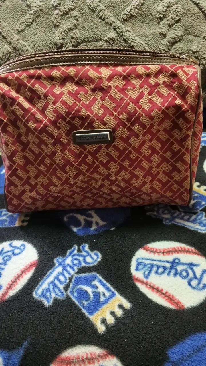 Neceser Tommy Hilfiger rojo con diseño