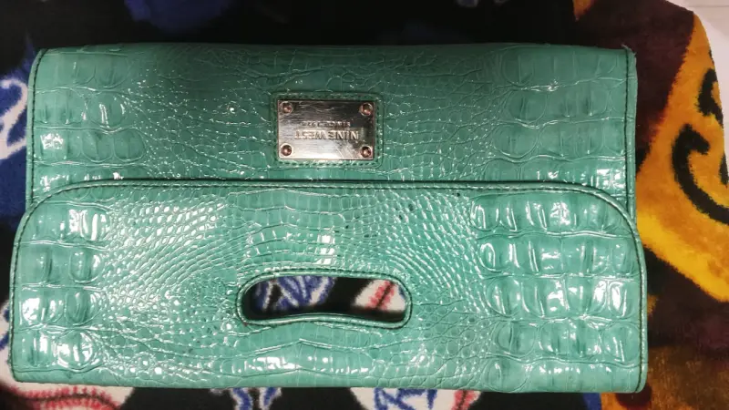 Cartera de mano Nine West verde estilo cocodrilo