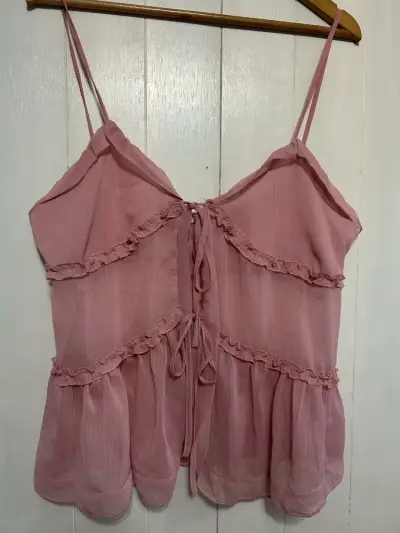 Blusa rosada con volantes y tirantes - miniatura 1