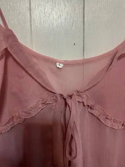 Blusa rosada con volantes y tirantes - miniatura 2