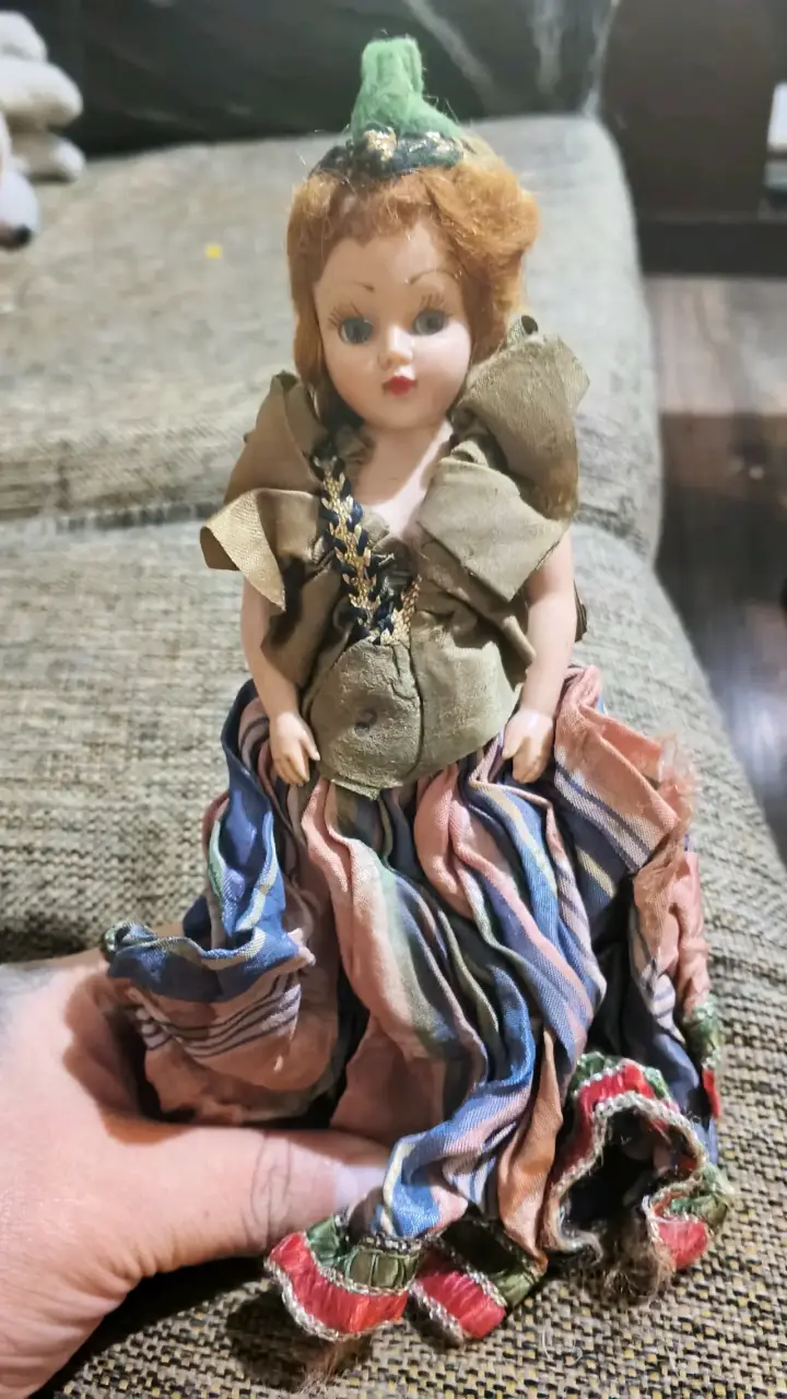 Muñeca de colección vintage con vestido colorido