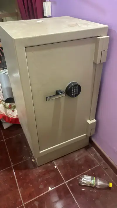 Caja fuerte con cerradura electrónica - miniatura 1