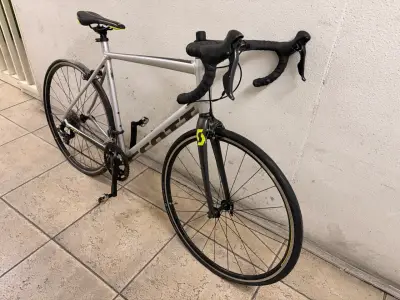 Bicicleta de Ruta Scott Plateada en Buen Estado - miniatura 1