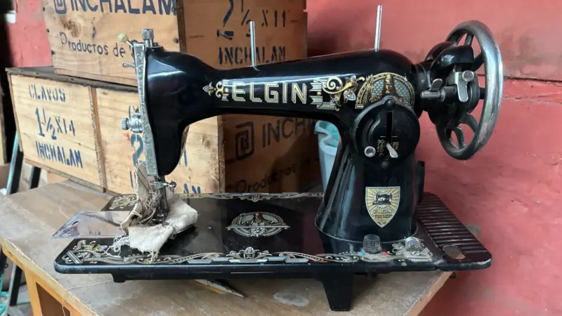 Máquina de Coser Antigua Elgin Decorativa - 1