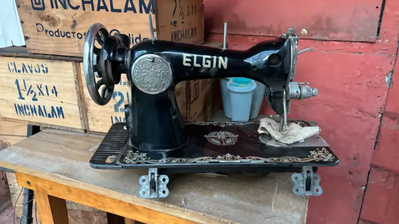 Máquina de Coser Antigua Elgin Decorativa - 2