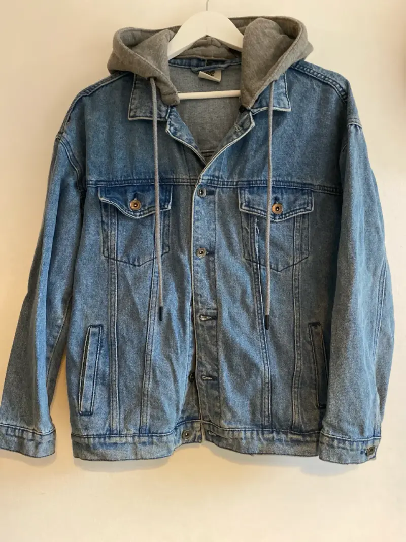 Chaqueta de mezclilla con capucha gris