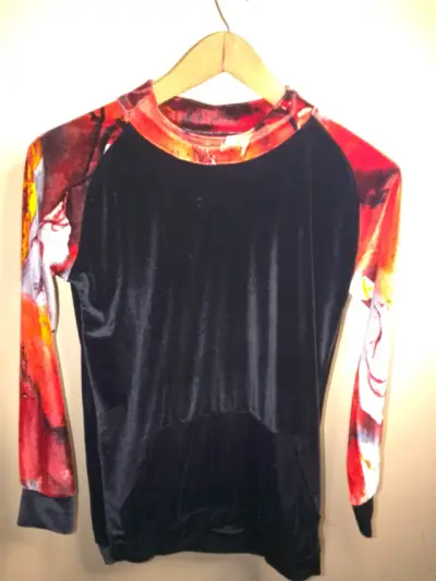 Polera de terciopelo con mangas estampadas - miniatura 1