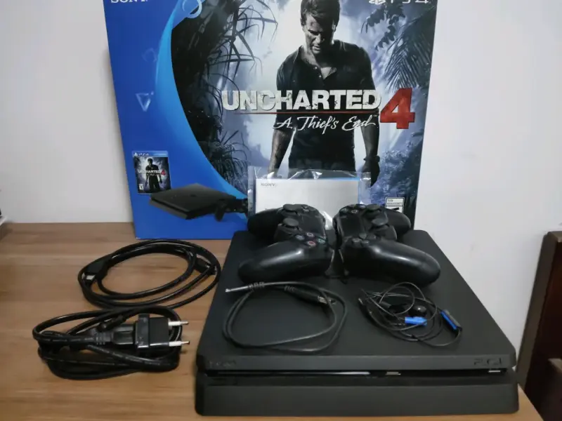 Consola PS4 Slim con juego Uncharted 4 - 1