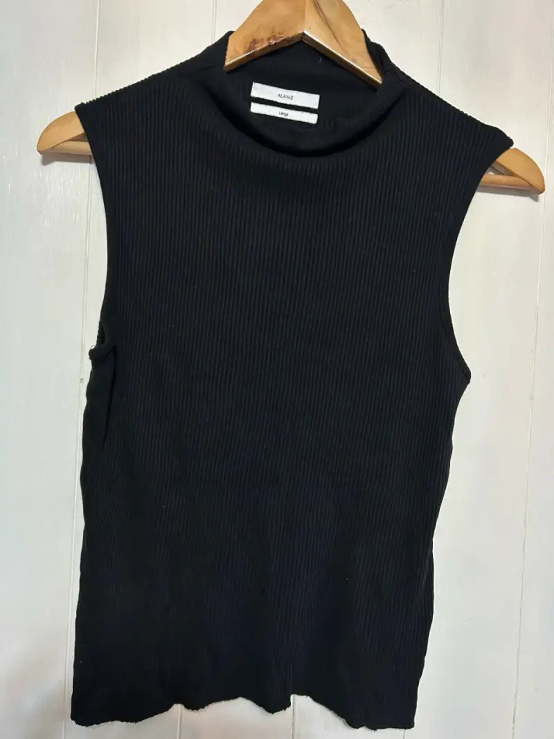 Polera sin mangas negra Alaniz talla L