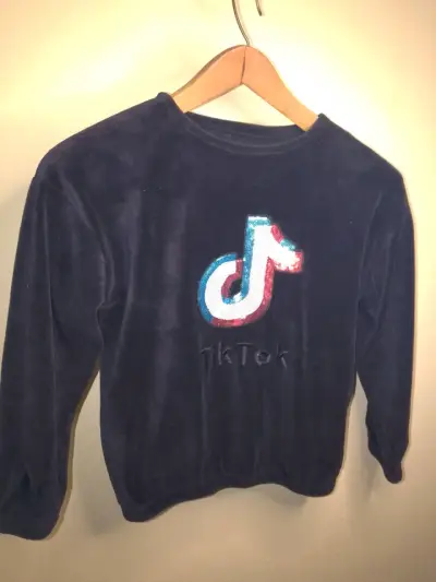 Polerón de terciopelo negro con logo TikTok - miniatura 1