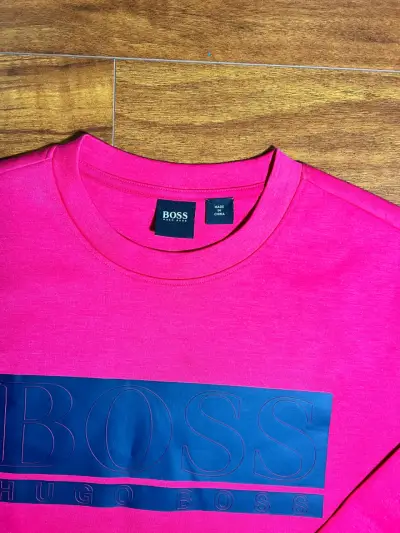 Polerón rosa Hugo Boss con diseño frontal - miniatura 2