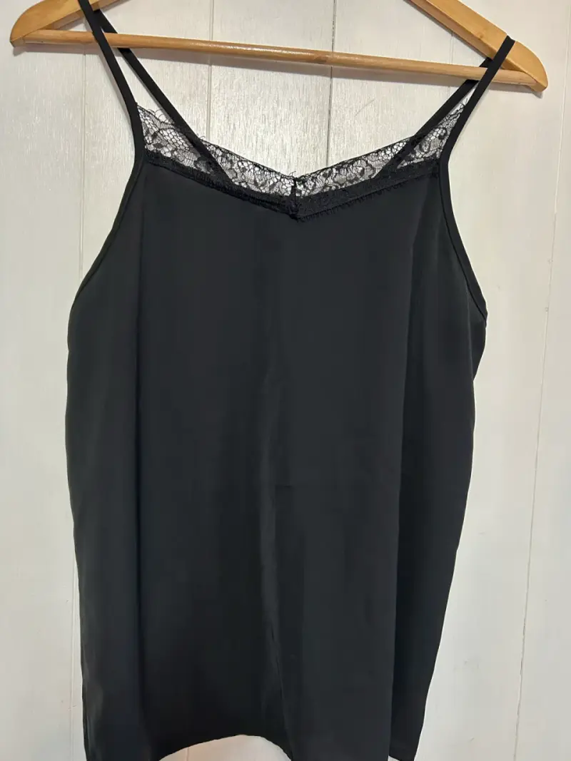 Blusa negra de tirantes con encaje - 1