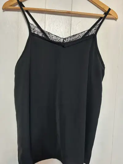 Blusa negra de tirantes con encaje - miniatura 1