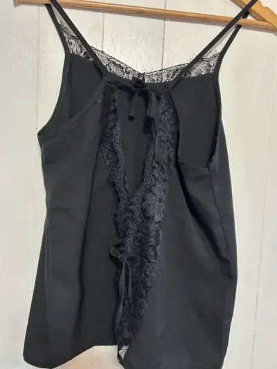 Blusa negra de tirantes con encaje - miniatura 2