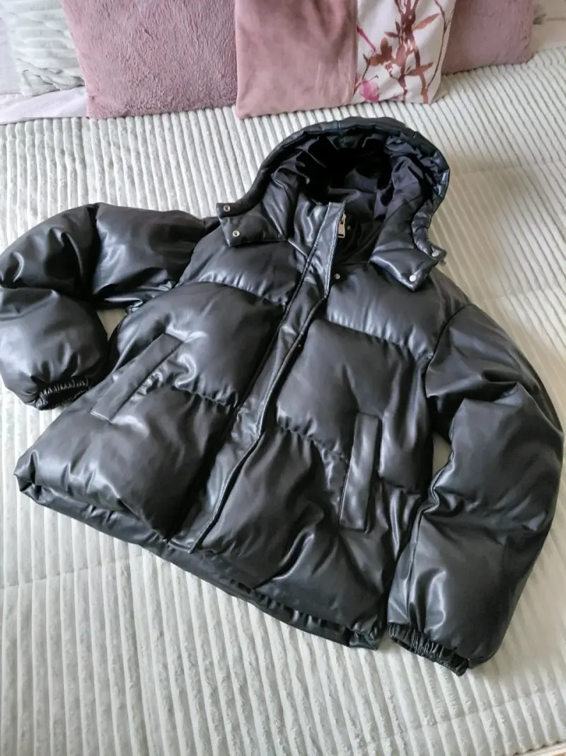 Chaqueta acolchada negra con capucha - 1
