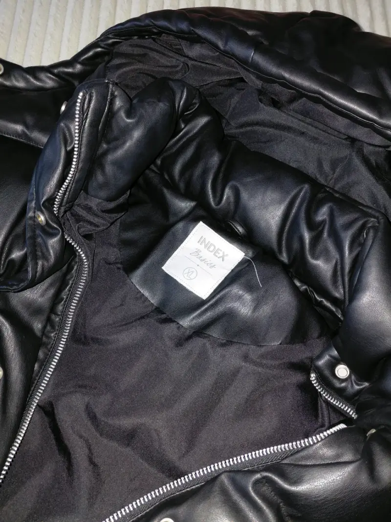 Chaqueta acolchada negra con capucha - 3