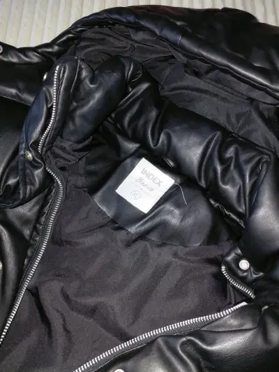 Chaqueta acolchada negra con capucha - miniatura 3