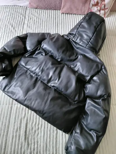 Chaqueta acolchada negra con capucha - miniatura 4