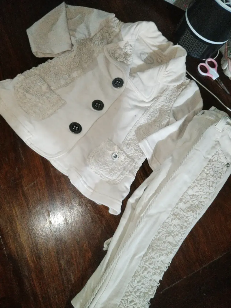 Conjunto de ropa infantil con encaje y botones - 1