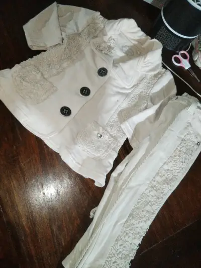 Conjunto de ropa infantil con encaje y botones - miniatura 6