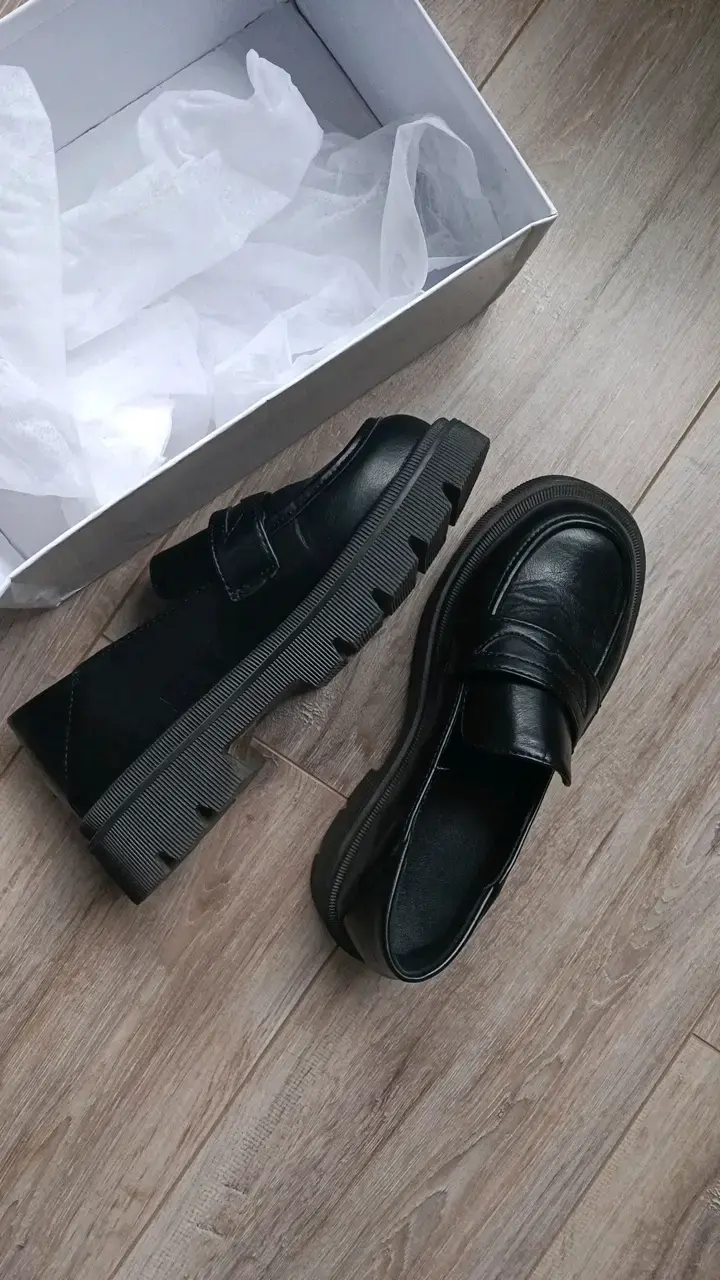 Zapatos de cuero negro con suela gruesa
