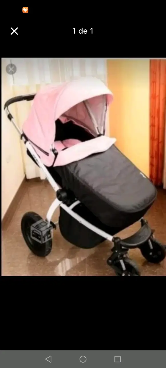 Coche de bebé rosa y negro con capota ajustable