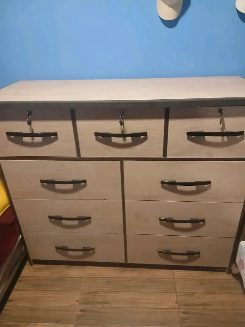 Cómoda de Madera con 8 Cajones - 1