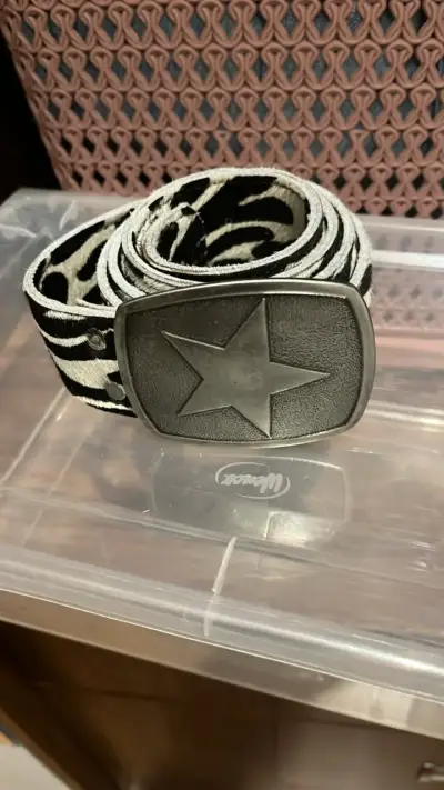 Cinturón de cuero con diseño de cebra y hebilla de estrella - miniatura 1