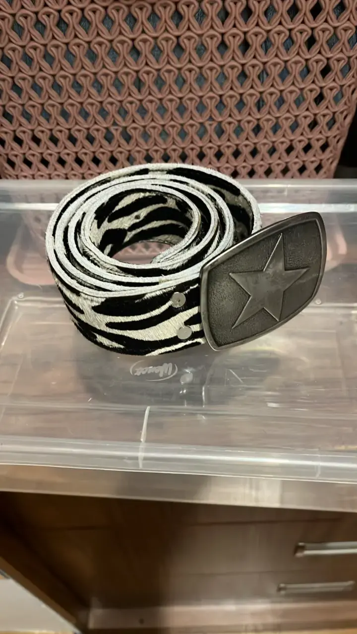 Cinturón de cuero con diseño de cebra y hebilla de estrella - 2