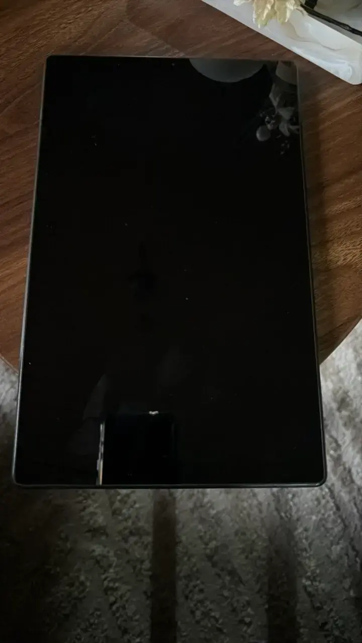 Tablet Lenovo con pantalla grande y diseño elegante - 1