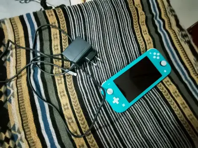 Nintendo Switch Lite turquesa con cargador - miniatura 1