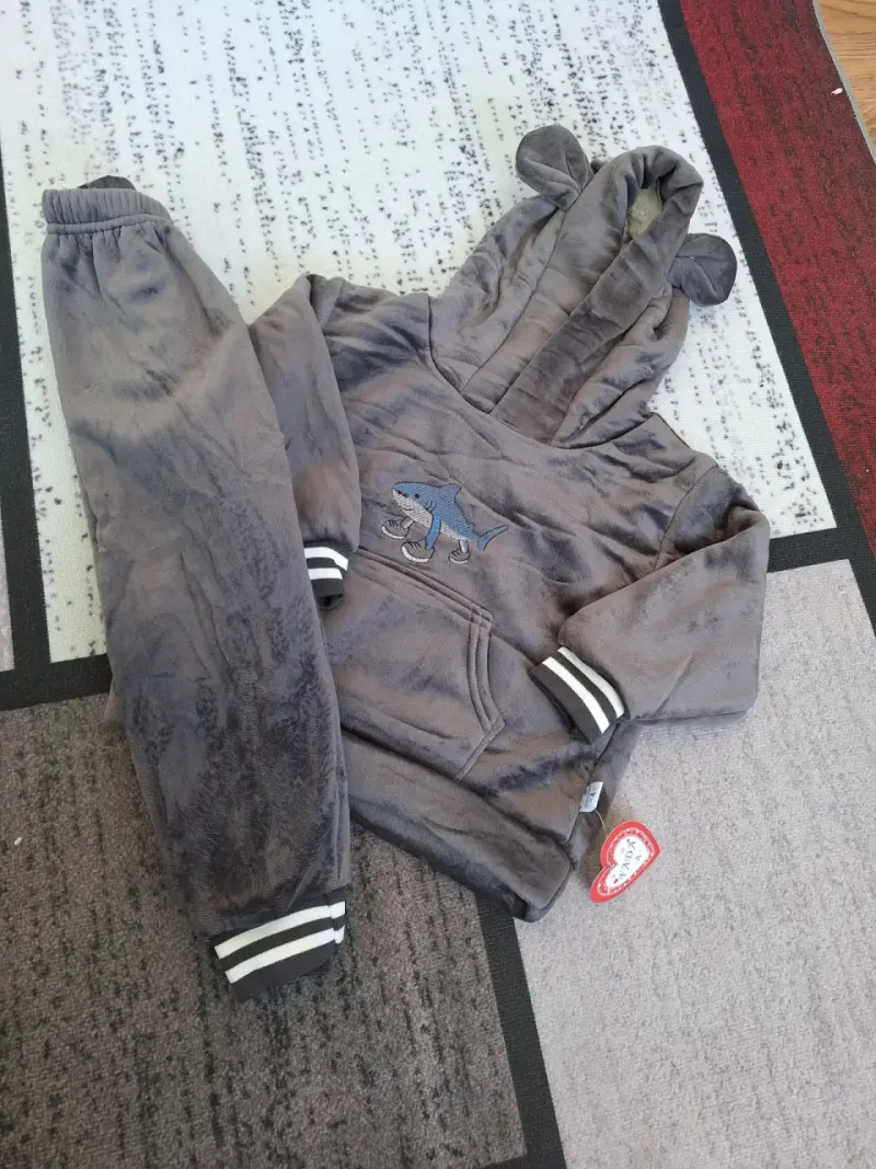 Conjunto de ropa infantil con capucha y diseño de tiburón - 1