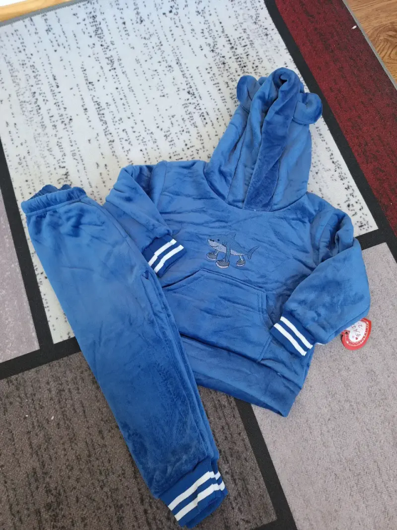 Conjunto de ropa infantil con capucha y diseño de tiburón - 2