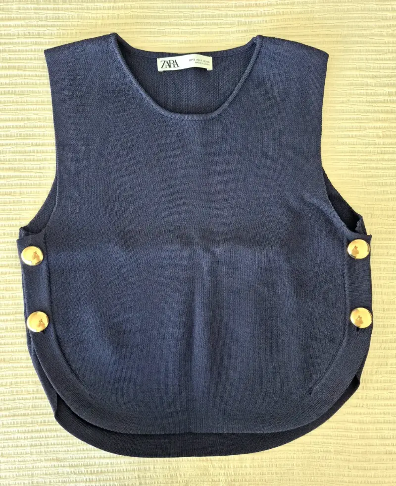 Chaleco punto azul con botones dorados Zara