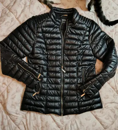 Chaqueta acolchada negra para mujer con cierre - miniatura 3