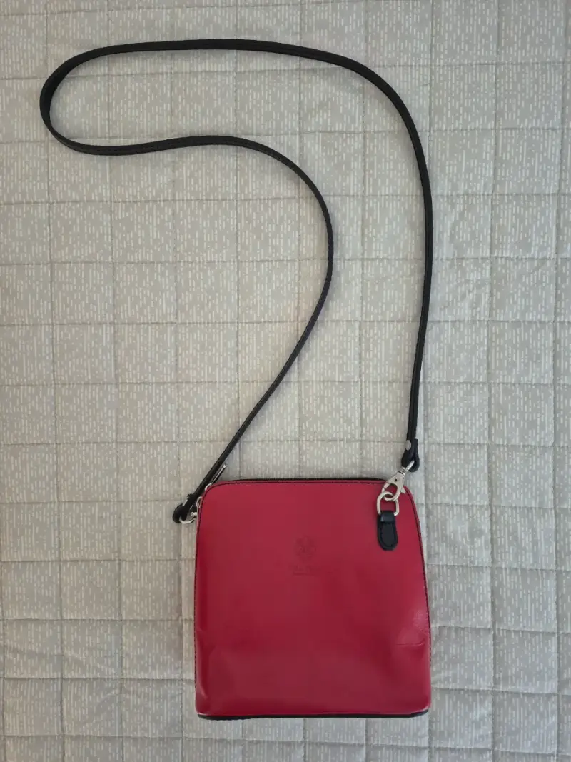 Cartera cruzada roja con cierre y bolsillos - 1