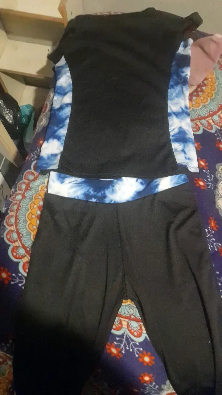 Conjunto deportivo negro con detalles azules - 1