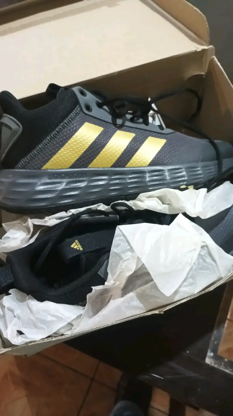 Zapatillas deportivas Adidas negras y doradas