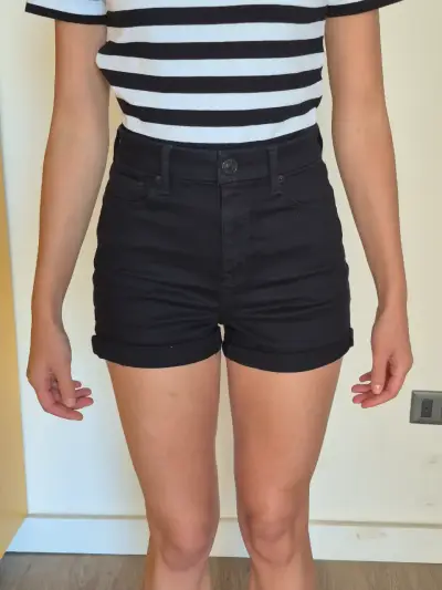Shorts de mezclilla negros para mujer - miniatura 2