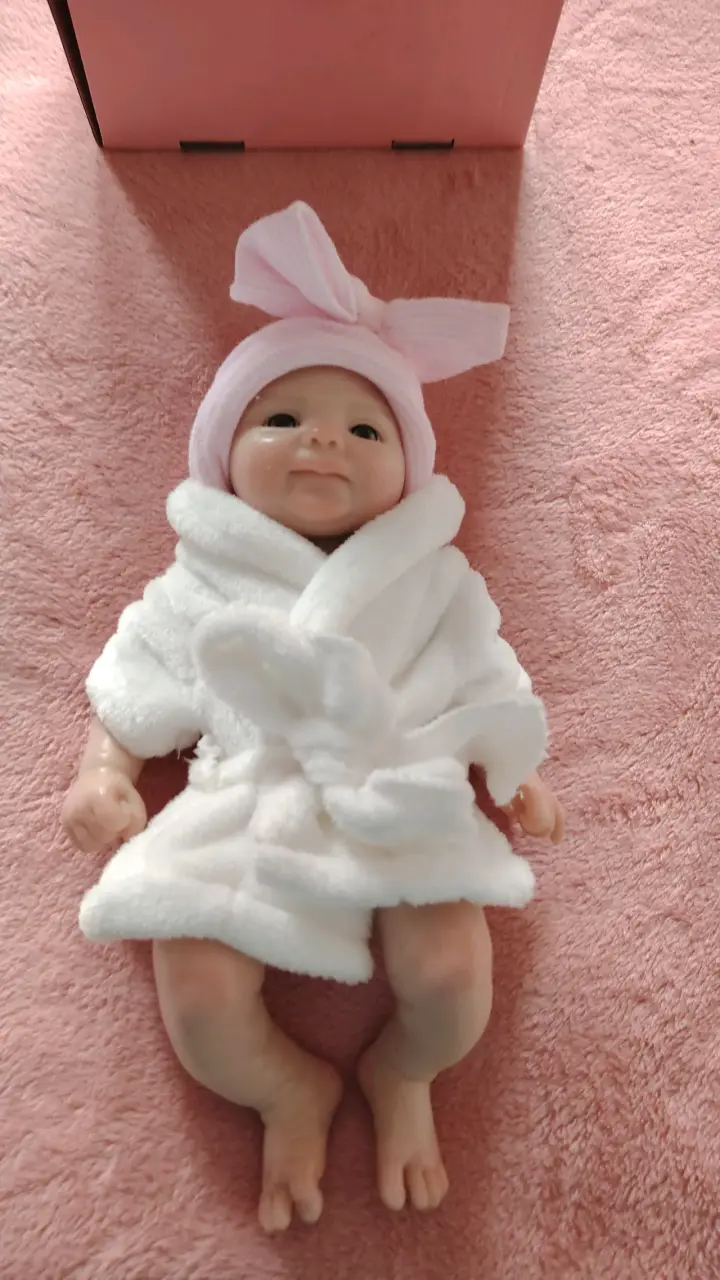 Muñeca bebé realista con ropa rosa - 1