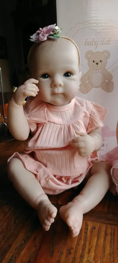 Muñeca bebé realista con ropa rosa - miniatura 2