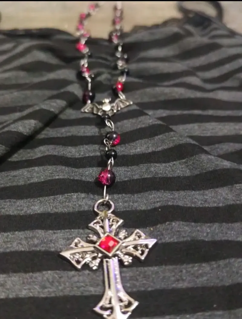 Collar rosario con cruz gótica y cuentas rojas