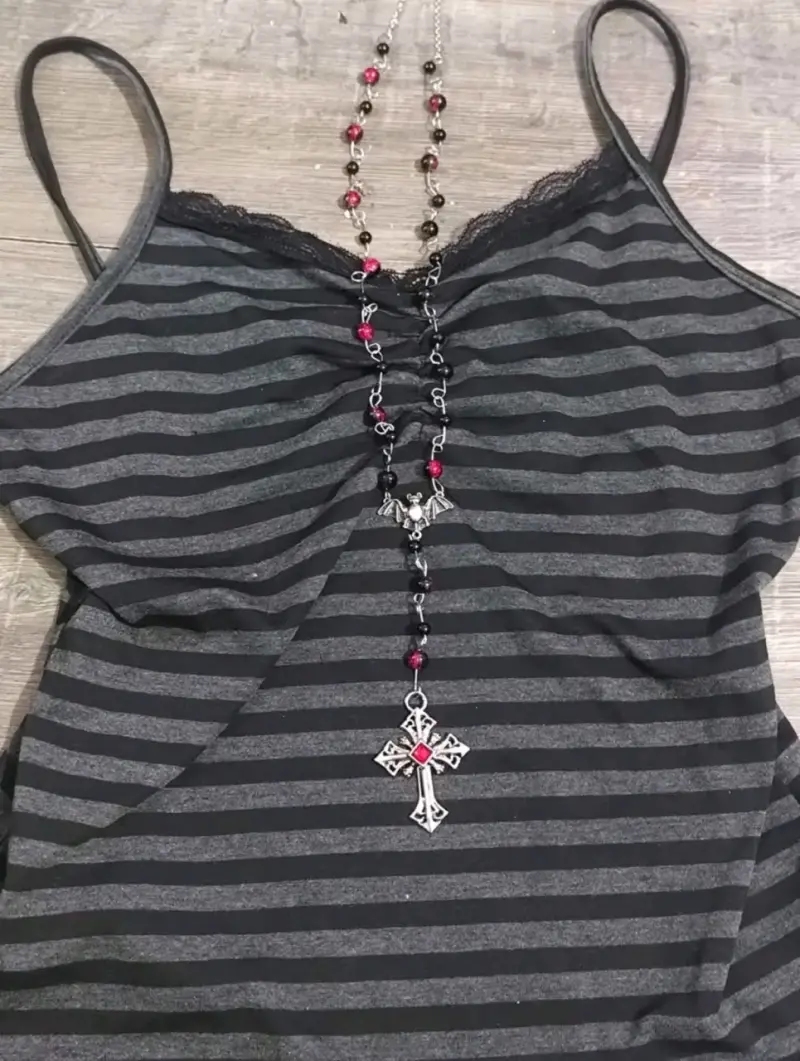 Collar rosario con cruz gótica y cuentas rojas - 2