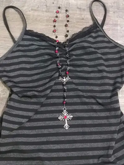 Collar rosario con cruz gótica y cuentas rojas - miniatura 2