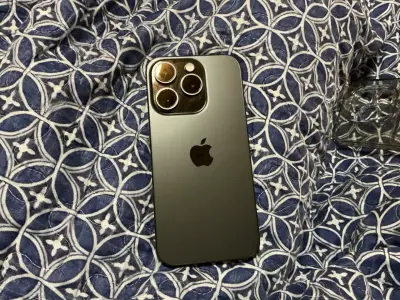 iPhone 15 Pro Max en buen estado - miniatura 1