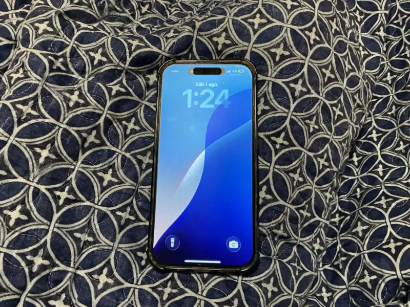 iPhone 15 Pro Max en buen estado - 2