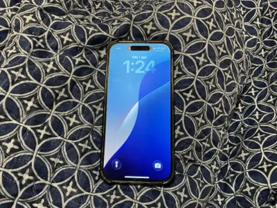 iPhone 15 Pro Max en buen estado - miniatura 2