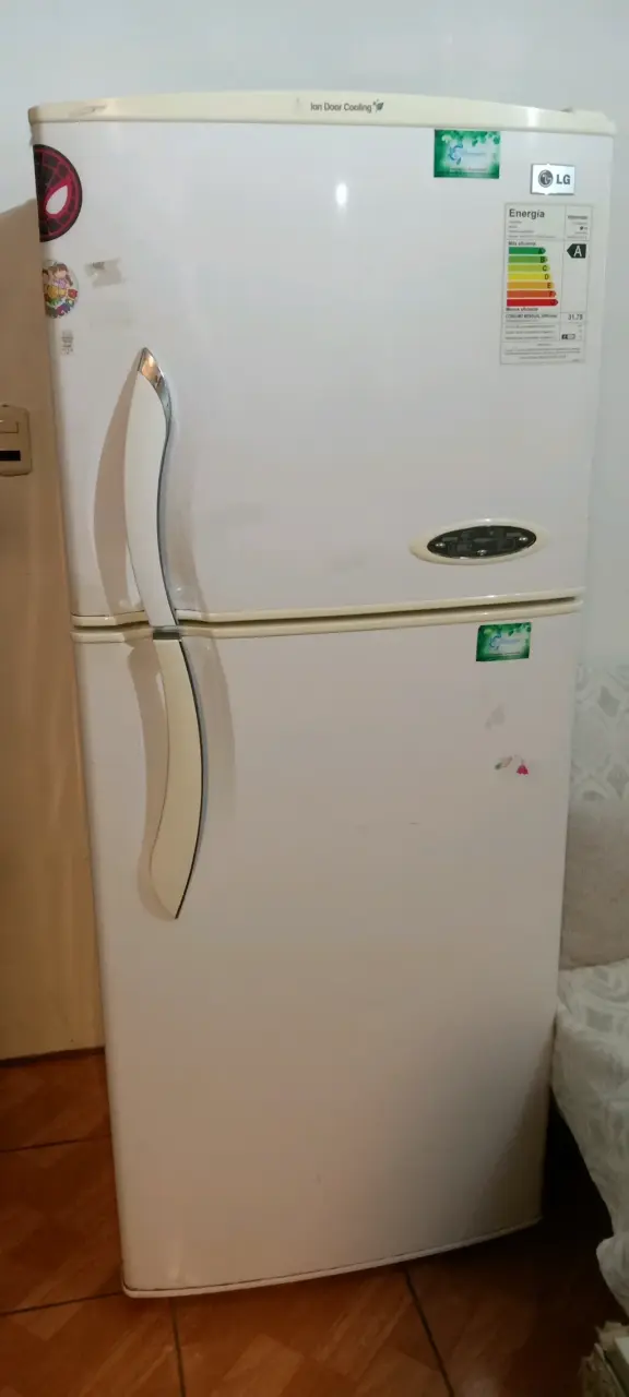 Refrigerador LG con congelador y eficiencia A - 1