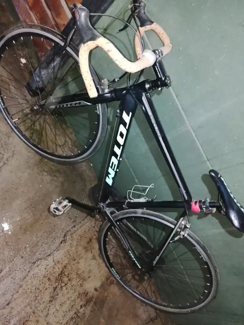 Bicicleta de Ruta Totem Negra con Manubrio Curvo - 1